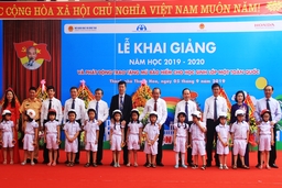 Vui ngày khai giảng, nhận quà tặng từ Phó Thủ tướng Thường trực Chính phủ Trương Hòa Bình