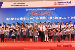 Trao Quỹ Khuyến học, khuyến tài Nguyễn Đan Quế cho học sinh nghèo hiếu học năm học 2019-2020