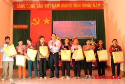 Đồng chí Chủ nhiệm Ủy ban Kiểm tra Tỉnh ủy Trần Quang Đảng dự Ngày hội đại đoàn kết các dân tộc tại thôn Minh Thịnh, xã Minh Lộc