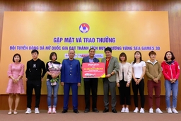 Vietjet trao 1 năm bay miễn phí cùng Vietjet cho các nhà vô địch bóng đá nam, nữ SEA Games