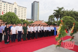 Đoàn đại biểu tỉnh Thanh Hóa dâng hương tưởng niệm Chủ tịch Hồ Chí Minh, Mẹ Việt Nam anh hùng và các Anh hùng liệt sĩ