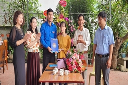 Các ngành, đoàn thể thăm, chúc mừng gia đình tân Hoa hậu Đỗ Thị Hà