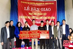 Bàn giao Nhà đại đoàn kết cho đồng bào công giáo sinh sống trên sông