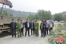 Phó Chủ tịch UBND tỉnh Mai Xuân Liêm kiểm tra hiện trường và thăm hỏi gia đình các nạn nhân vụ tai nạn giao thông tại huyện Lang Chánh