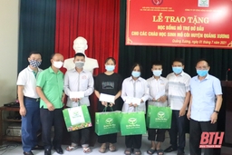 Trao học bổng đỡ đầu cho học sinh mồ côi có hoàn cảnh đặc biệt khó khăn