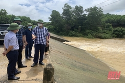 Phó Chủ tịch UBND tỉnh Lê Đức Giang kiểm tra tình hình ứng phó với mưa lớn tại huyện Thường Xuân