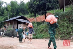 Đồn Biên phòng cửa khẩu Quốc tế Na Mèo giúp dân khắc phục sạt lở do mưa lớn