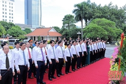 Đoàn Đại biểu tỉnh Thanh Hóa dâng hương tưởng niệm Chủ tịch Hồ Chí Minh, Mẹ Việt Nam Anh hùng và các Anh hùng liệt sĩ nhân dịp Quốc khánh Nước CHXHCN Việt Nam