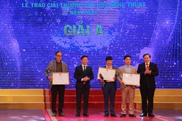 Khen thưởng tác giả có tác phẩm đoạt Giải thưởng Văn học - nghệ thuật năm 2021