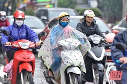 Người dân Thanh Hóa khoác áo, quàng khăn đón gió lạnh