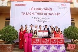 Agribank Bắc Thanh Hóa tặng máy tính chương trình “Thêm con chữ, bớt đói nghèo”