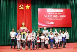 Trao 120 suất học bổng “Vì em hiếu học” năm học 2022-2023