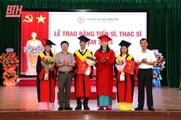 Trường Đại học Hồng Đức trao bằng tiến sĩ và thạc sĩ 323 học viên