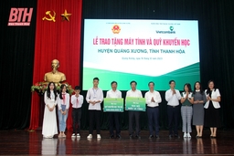 Ngân hàng TMCP Ngoại thương Việt Nam trao tặng Quỹ khuyến học và máy tính cho huyện Quảng Xương