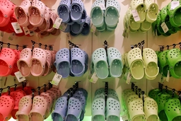 Crocs - “phát minh tồi tệ nhất của nhân loại” mang về hàng tỷ USD