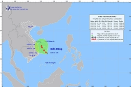 Áp thấp nhiệt đới trên Biển Đông di chuyển chậm và suy yếu