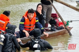 Tìm thấy thi thể nạn nhân đầu tiên trong vụ 2 học sinh đuối nước trên sông Chu