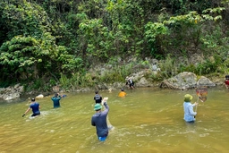 “Khúc suối thân thiện” gắn kết cộng đồng dân bản