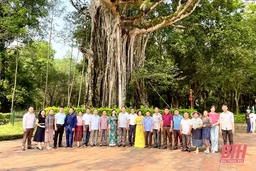 Đoàn đại biểu Mặt trận Lào xây dựng đất nước tỉnh Hủa Phăn dâng hương tại Khu di tích Quốc gia đặc biệt Lam Kinh