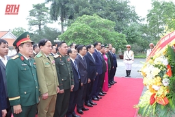 Đoàn đại biểu cấp cao hai tỉnh Thanh Hóa - Hủa Phăn dâng hương Chủ tịch Hồ Chí Minh, Bà mẹ Việt Nam Anh hùng và các Anh hùng liệt sĩ 