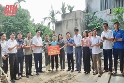 Chủ tịch Ủy ban MTTQ tỉnh Phạm Thị Thanh Thủy dự lễ khởi công  xây dựng nhà ở cho hộ có hoàn cảnh đặc biệt khó khăn 