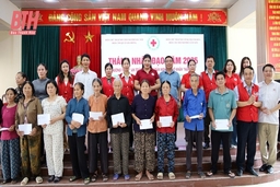 Trao quà cho ngư dân nghèo tại TP Sầm Sơn