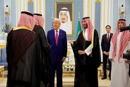Sau hơn 100 ngày chật vật, Tổng thống Donald Trump “dội vốn” về Mỹ từ Vùng Vịnh