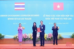 Chủ tịch UBND tỉnh Đỗ Minh Tuấn trao quyết định chấp thuận đầu tư cho Tập đoàn WHA - Thái Lan 