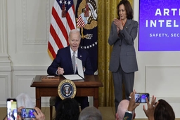 Ông Trump cáo buộc các cố vấn của cựu tổng thống Biden phản quốc
