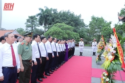 Đoàn đại biểu tỉnh Thanh Hóa dâng hoa, dâng hương Chủ tịch Hồ Chí Minh nhân kỷ niệm 135 ngày sinh của Người 