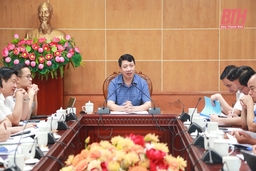 Phó Chủ tịch UBND tỉnh Lê Đức Giang  nghe báo cáo  một số nội dung  của ngành Nông nghiệp và Môi trường