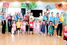 Chủ tịch Hội LHPN tỉnh tặng quà cho trẻ mồ côi ở Chùa Hồi Long 