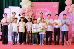 Trao quà cho các em nhỏ Làng trẻ em SOS Thanh Hóa 