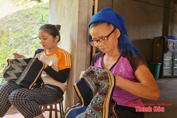 Giữ gìn nghề dệt truyền thống của người Thái xã Xuân Chinh