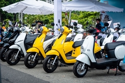Gen Z chuộng đi học không khói xăng với xe máy điện VinFast