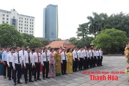 Đoàn đại biểu Sở Văn hóa, Thể thao và Du lịch dâng hương tưởng niệm Chủ tịch Hồ Chí Minh