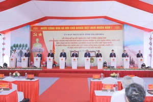 Khởi công Khu lưu niệm đồng bào, cán bộ, chiến sĩ và học sinh miền Nam tập kết ra Bắc;  công bố Quyết định công nhận TP Sầm Sơn hoàn thành nhiệm vụ xây dựng NTM
