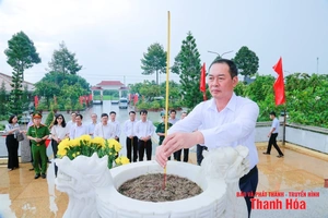 Đoàn đại biểu tỉnh Thanh Hóa viếng các nghĩa trang liệt sĩ tại TP Cần Thơ