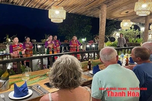 Về với cộng đồng để “gặp gỡ” văn hóa bản địa