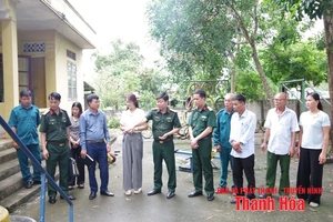 Bộ CHQS vao m88 khảo sát mô hình và động viên đơn vị làm công tác dân vận