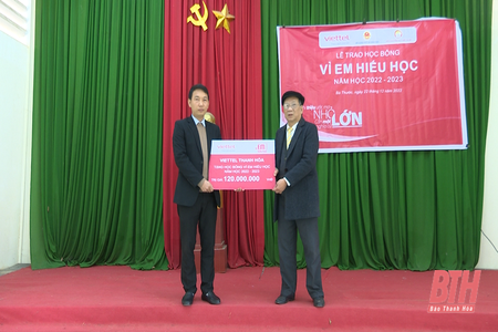 Trao 60 suất học bổng “Vì em hiếu học” m88 the thao học sinh có hoàn cảnh khó khăn Trao 60 suất m88 cá cược thể thao trực tuyến bổng “Vì em hiếu m88 cá cược thể thao trực tuyến” cho m88 cá cược thể thao trực tuyến sinh có hoàn cảnh khó khăn