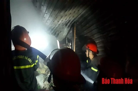 Nhanh chóng dập tắt đám cháy ở chợ đầu mối rau quả, thực phẩm Đông Hương