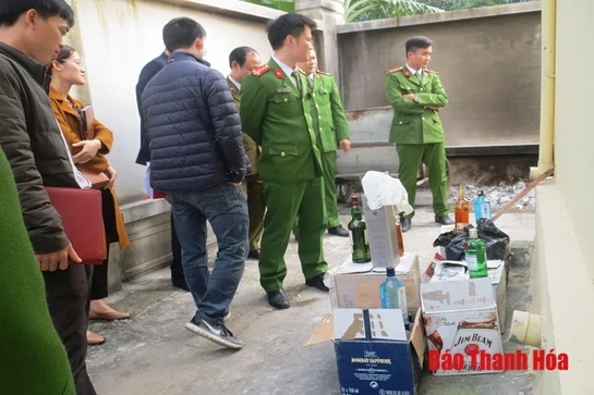 Huyện Tĩnh Gia tiêu huỷ 875 chai rượi ngoại không rõ nguồn gốc xuất xứ