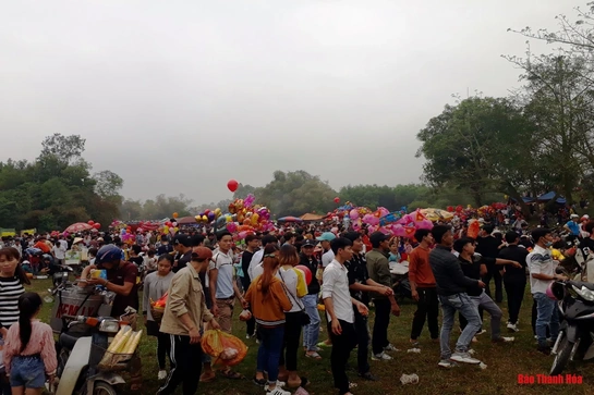 Độc đáo: Đi chợ “đánh nhau” để… cầu may