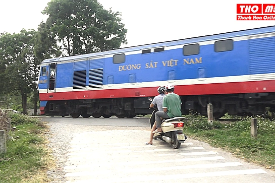 Mất an toàn giao thông từ những đường ngang dân sinh qua đường sắt