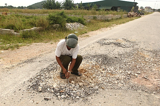 Đường giao thông đưa vào sử dụng chưa lâu đã hư hỏng