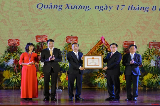Quảng Xương đón Bằng công nhận huyện đạt chuẩn Nông thôn mới