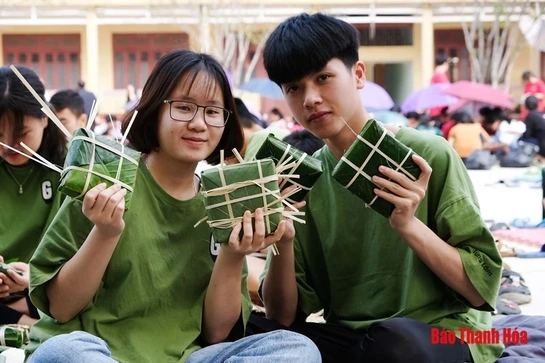 Trường THPT Dân tộc nội trú tỉnh Thanh Hóa:  Gói bánh chưng tặng học sinh đón Tết