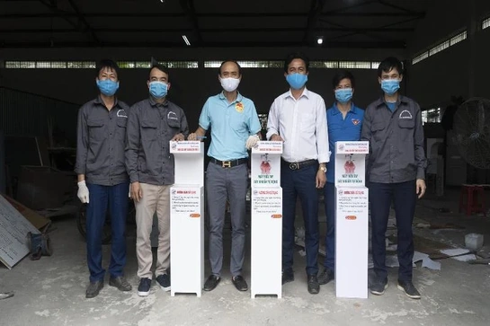Làm máy rửa tay sát khuẩn tự động tặng các cơ quan, đơn vị