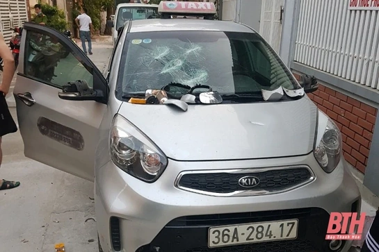Khống chế đối tượng ngáo đá, cầm dao cố thủ trong nhà